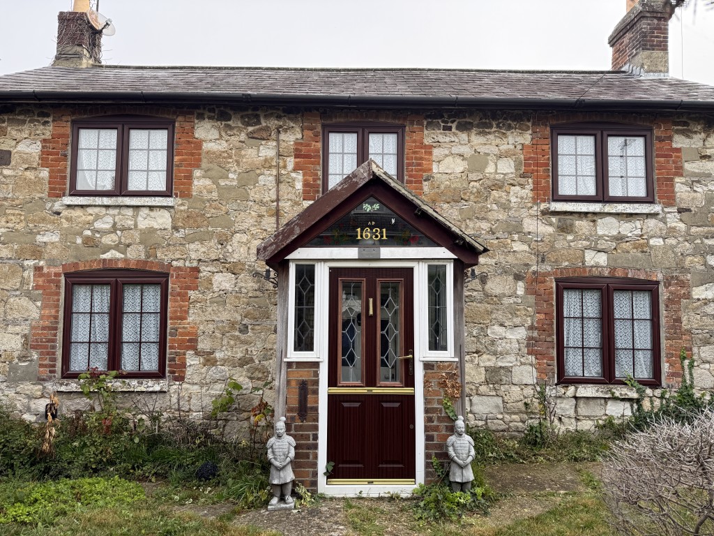 Lot: 58 - FREEHOLD DETACHED COTTAGE FOR INVESTMENT - Close view of cottage and entrance